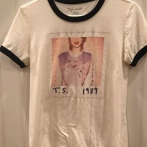 Taylor Swift 1989 tour shirt size medium
